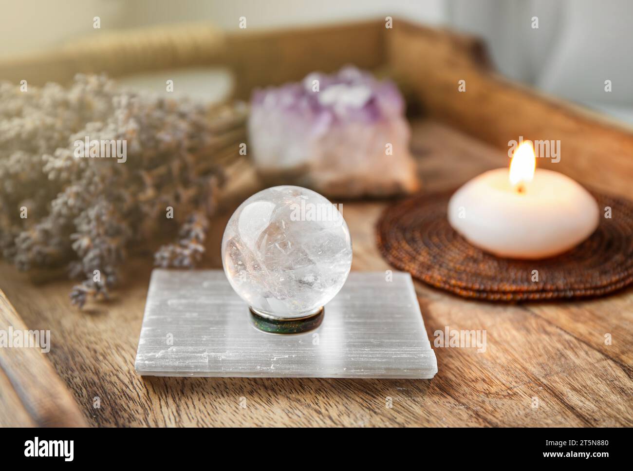 Sfera di pietra preziosa o palline di cristallo note come Crystal orbis e orbuculum che è il faro di pace e armonia nell'ambiente domestico. Foto Stock
