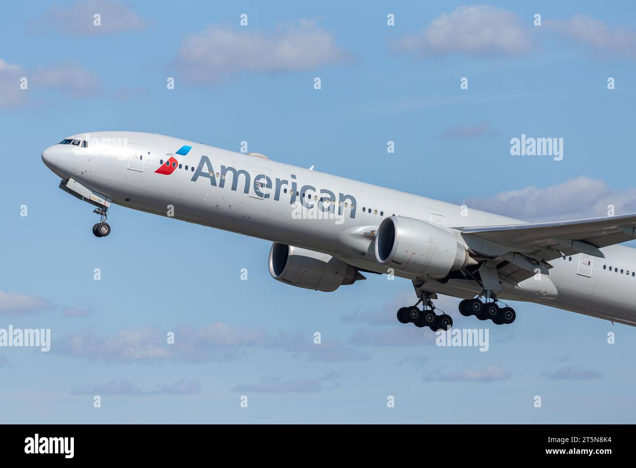 Boeing 777-323ER American Airlines, registrazione N735AT con partenza da Londra Heathrow in perfette condizioni nel pomeriggio di settembre Foto Stock