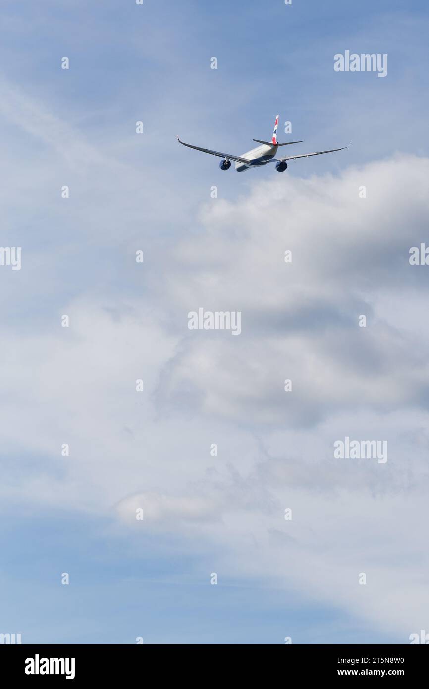 British Airways Airbus A350-1041, immatricolazione G-XWBE in volo in lontananza da Londra Heathrow in una bella luce in un soleggiato pomeriggio autunnale Foto Stock