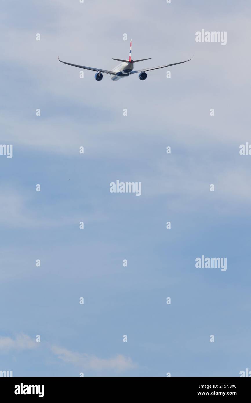British Airways Airbus A350-1041, immatricolazione G-XWBE in volo in lontananza da Londra Heathrow in una bella luce in un soleggiato pomeriggio autunnale Foto Stock