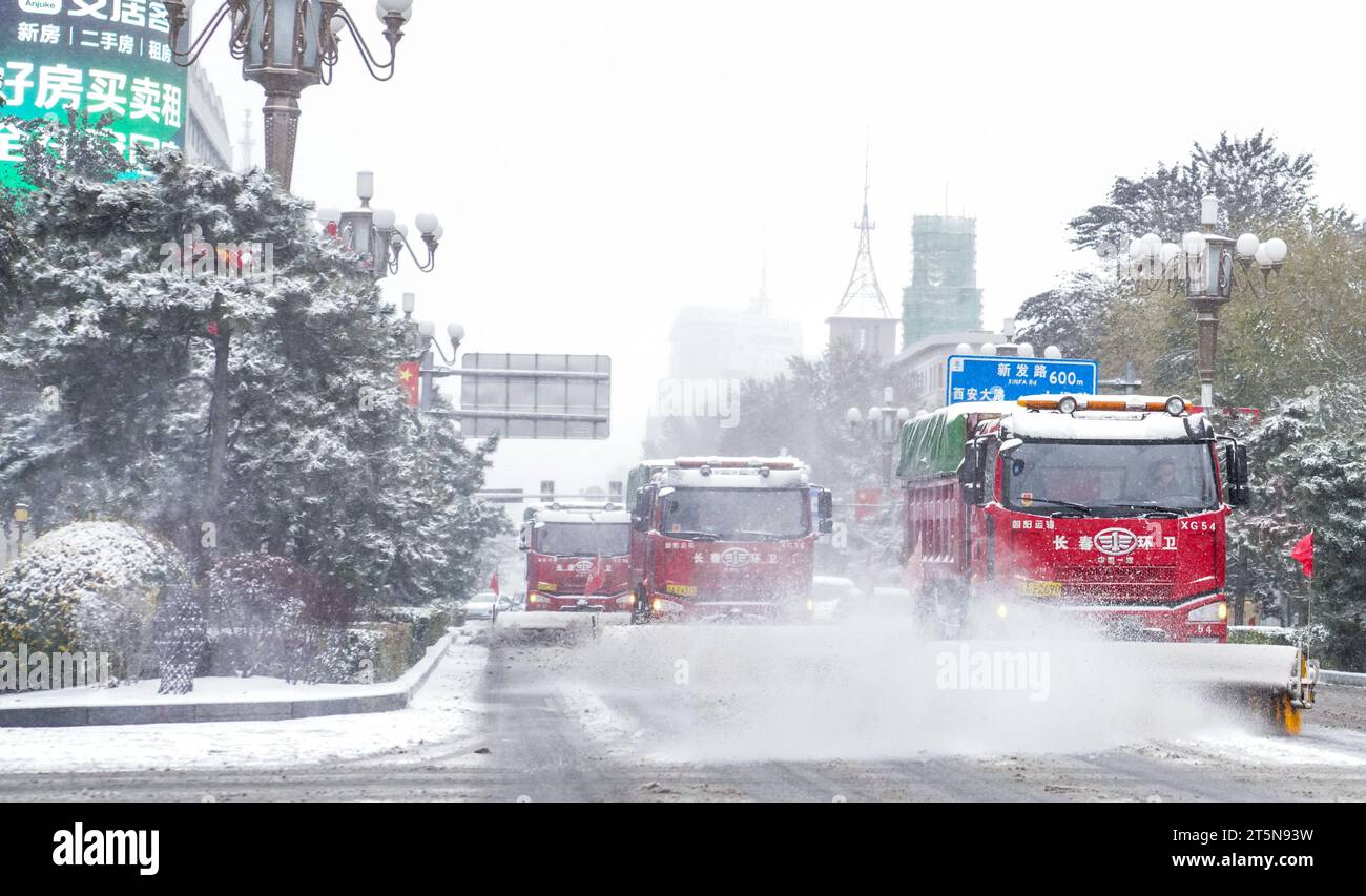 Changchun, la provincia cinese di Jilin. 6 novembre 2023. I veicoli per la rimozione della neve puliscono la neve su una strada a Changchun, nella provincia del Jilin della Cina nord-orientale, 6 novembre 2023. Da domenica, un fronte freddo ha scatenato forti venti e forti nevicate nella Cina settentrionale e nordorientale. In risposta, le autorità locali hanno attuato misure di emergenza, tra cui la sospensione temporanea delle classi e delle operazioni aziendali, nonché l'attivazione precoce dei sistemi di riscaldamento. Crediti: Yan Linyun/Xinhua/Alamy Live News Foto Stock