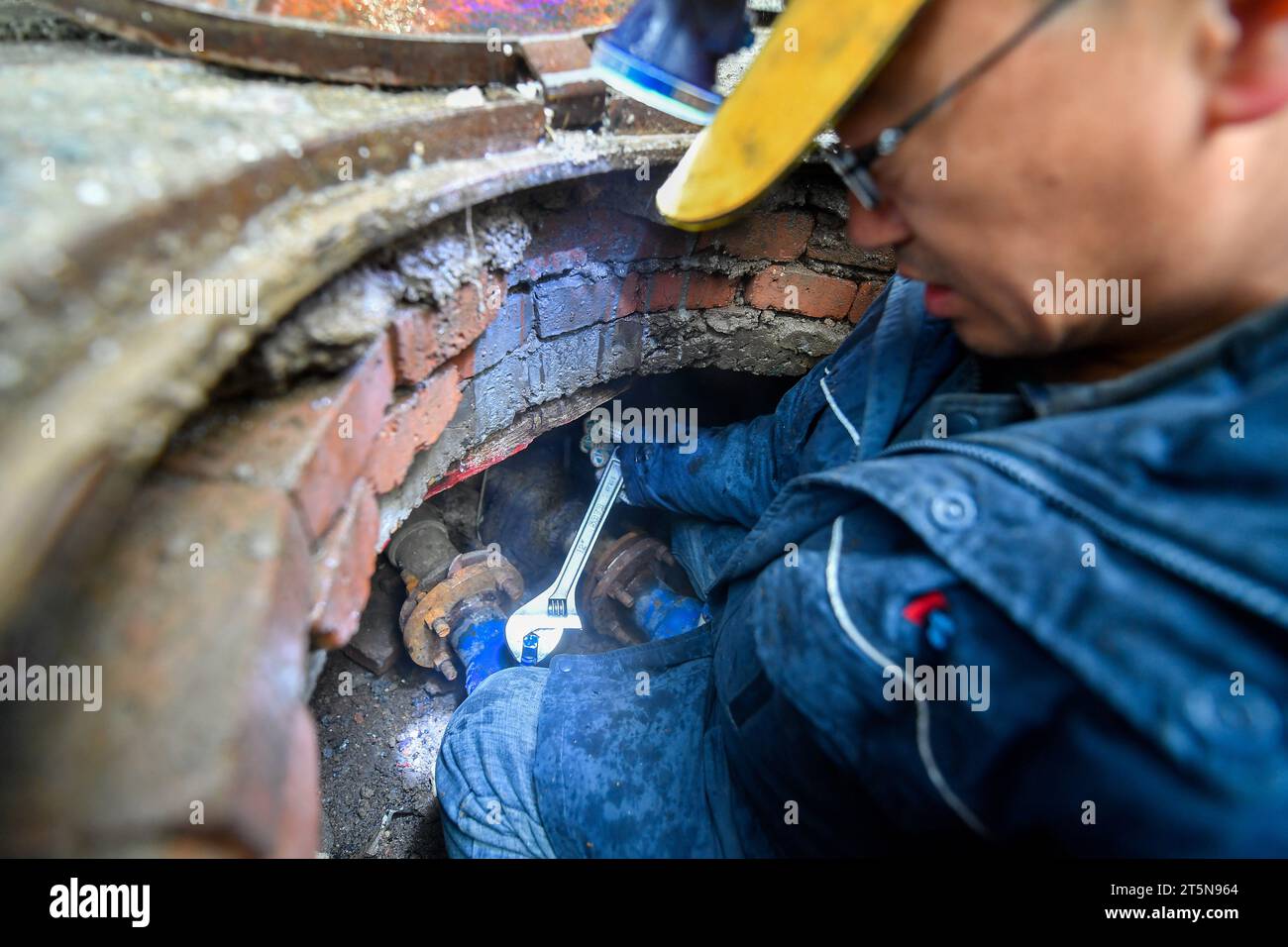 Changchun, la provincia cinese di Jilin. 6 novembre 2023. Un lavoratore della provincia di Jilin Chuncheng Heating Company Limited controlla i gasdotti di riscaldamento a Changchun, nella provincia di Jilin della Cina nord-orientale, 6 novembre 2023. Da domenica, un fronte freddo ha scatenato forti venti e forti nevicate nella Cina settentrionale e nordorientale. In risposta, le autorità locali hanno attuato misure di emergenza, tra cui la sospensione temporanea delle classi e delle operazioni aziendali, nonché l'attivazione precoce dei sistemi di riscaldamento. Crediti: Xu Chang/Xinhua/Alamy Live News Foto Stock