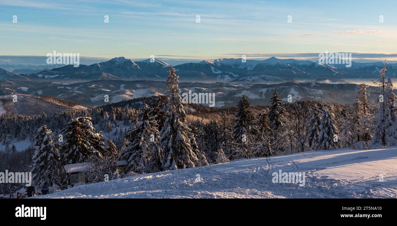 Mala Fatra dal colle Velka Raca in inverno montagne Kysucke Beskydy ai confini slovacchi - polacchi Foto Stock