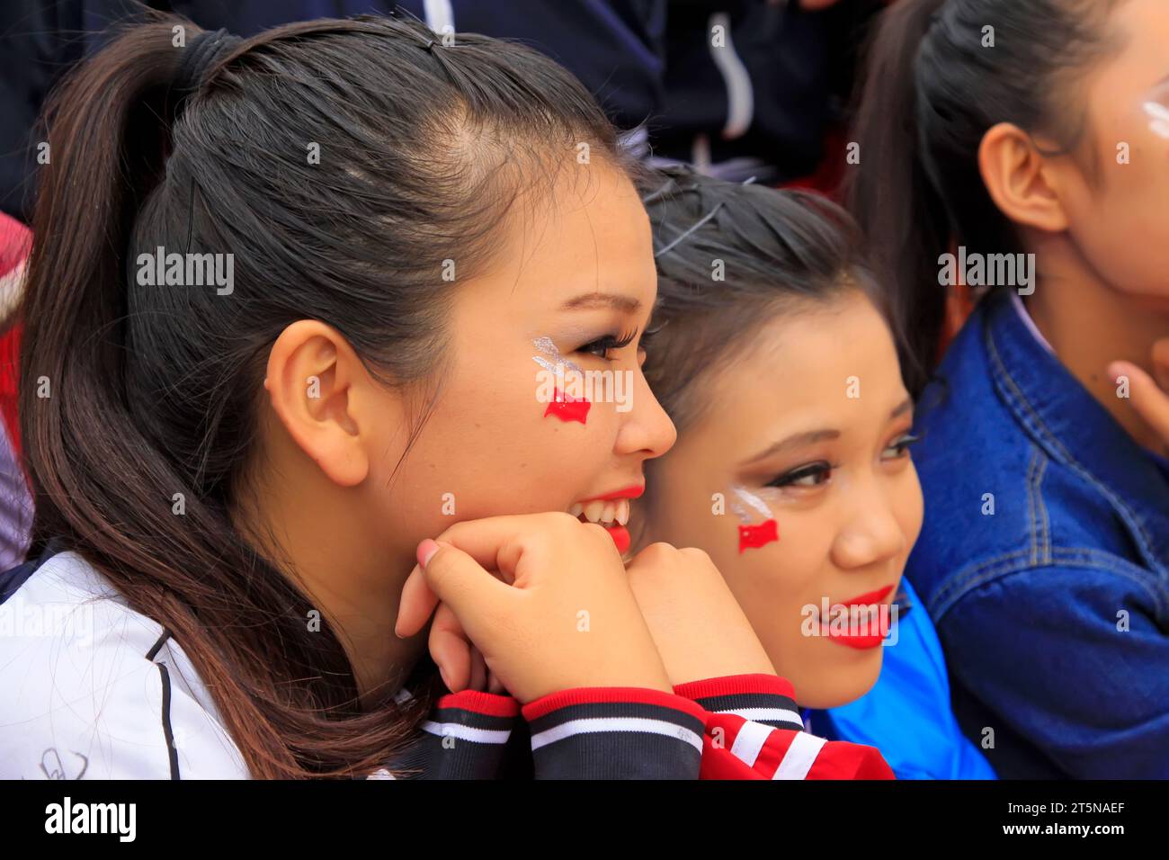 CONTEA DI LUANNAN - SETTEMBRE 27: Bandiera nazionale rossa sul volto della ragazza alla festa del giorno nazionale, il 27 settembre 2014, contea di Luannan, provincia di Hebei, Foto Stock