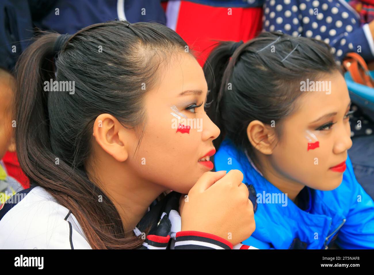 CONTEA DI LUANNAN - SETTEMBRE 27: Bandiera nazionale rossa sul volto della ragazza alla festa del giorno nazionale, il 27 settembre 2014, contea di Luannan, provincia di Hebei, Foto Stock