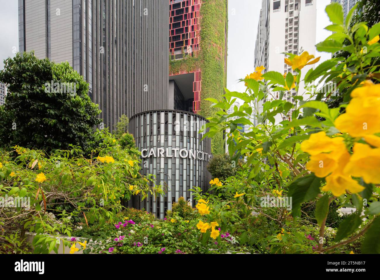 Il Carlton City Hotel Singapore si affaccia sul verde e sui fiori. Foto Stock