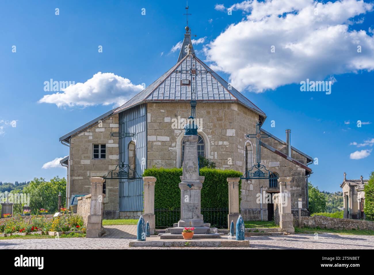 Les Bouchoux, Francia - 09 02 2021: Veduta della Chiesa dell'assunzione della Vergine nel villaggio Foto Stock
