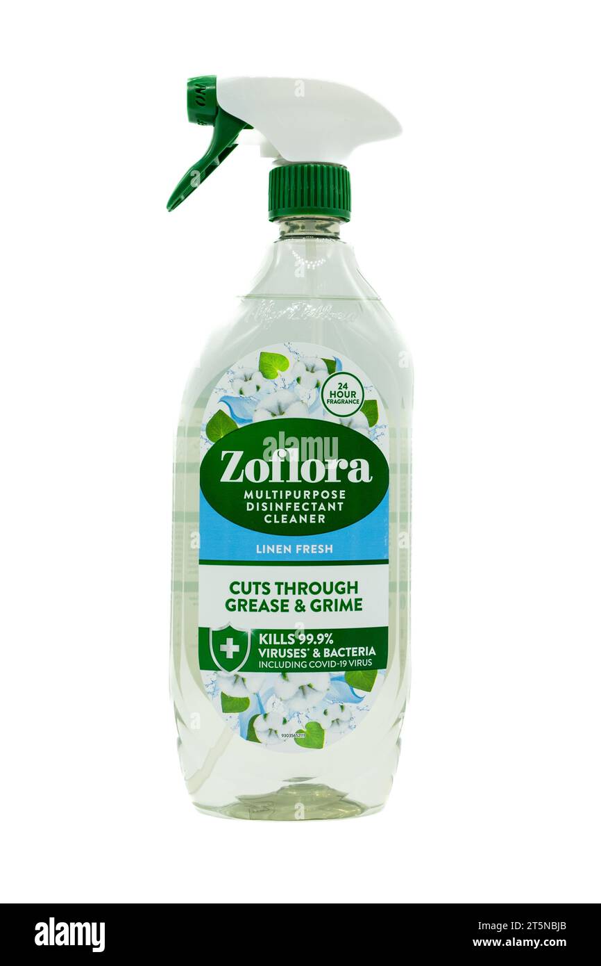 Irvine, Scozia, Regno Unito-21 luglio 2023: Detergente disinfettante multiuso Zoflora in lino fresco in bottiglia di plastica riciclabile e tappo con grafica Foto Stock