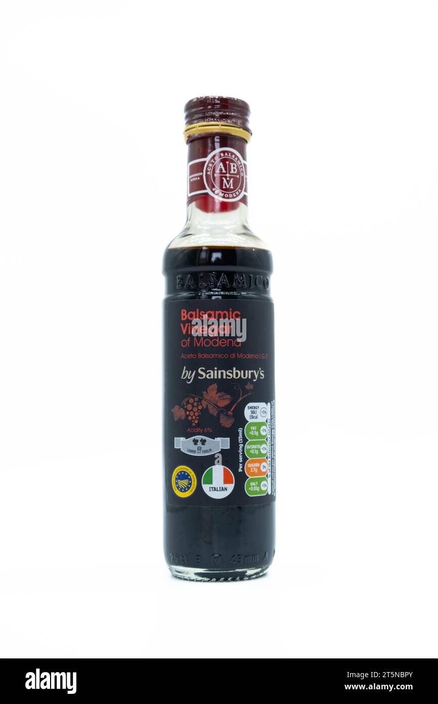 Irvine, Scotland, UK - 02 ottobre 2023: Aceto balsamico di Modena a marchio Sainsbury in una bottiglia di vetro riciclabile con parte superiore in metallo che mostra la grafica i Foto Stock