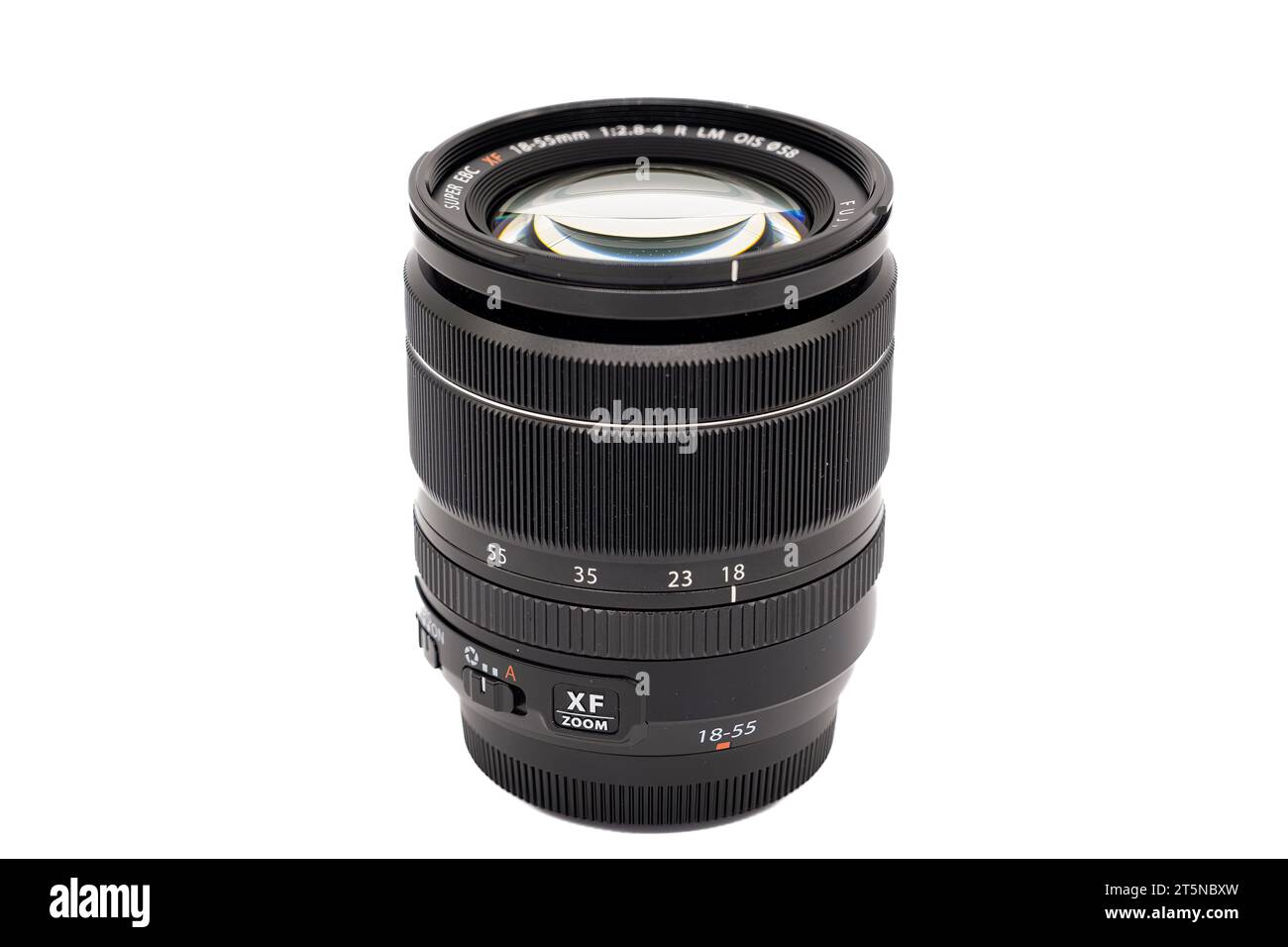 Irvine, Scozia, Regno Unito - 26 ottobre 2023: Obiettivo zoom XF a marchio Fujifilm 18-55mm 1: 2.8/4 R LM OIS Ø 58 interamente in metallo ed è noto come qualit Foto Stock