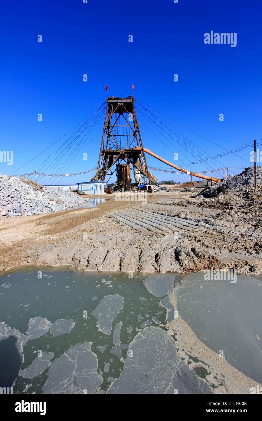 CONTEA DI LUANNAN - 13 OTTOBRE: Drilling derrick e fognatura nella miniera di ferro di MaCheng, il 13 ottobre 2014, Luannan County, provincia di Hebei, Cina Foto Stock