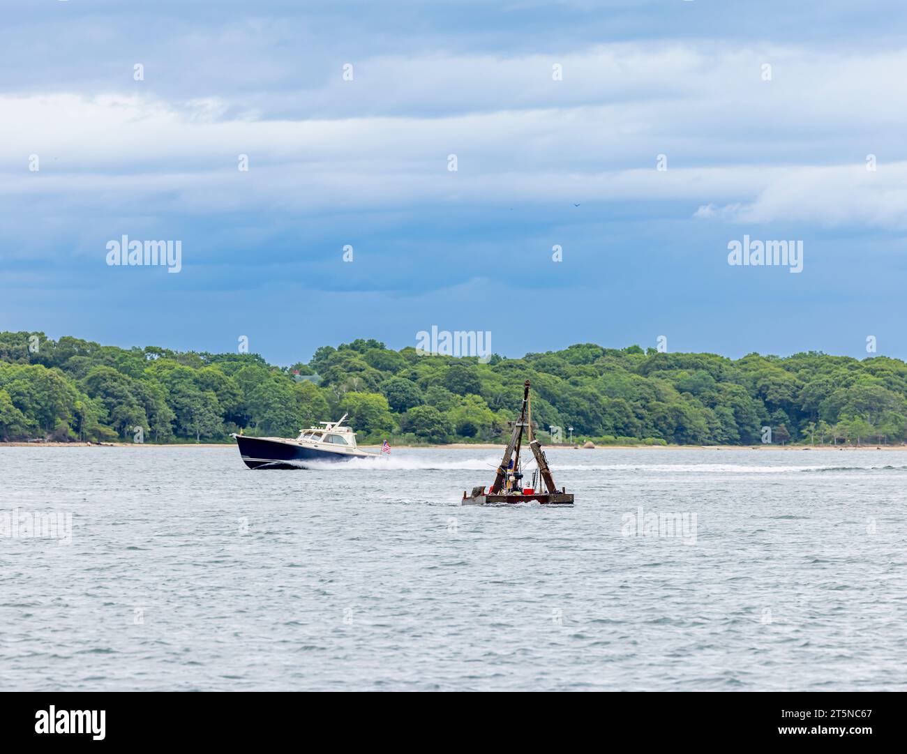due navi molto diverse in corso di shelter island Foto Stock