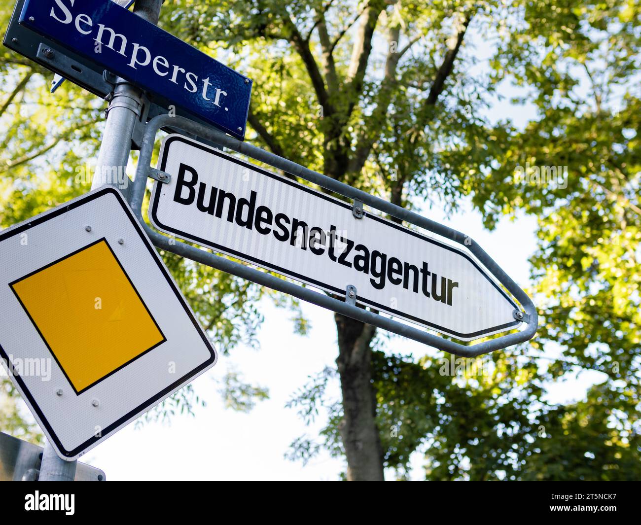 Freccia verso la Bundesnetzagentur (Agenzia federale delle reti) in Germania. L'ufficio governativo regola le infrastrutture come i trasporti. Foto Stock
