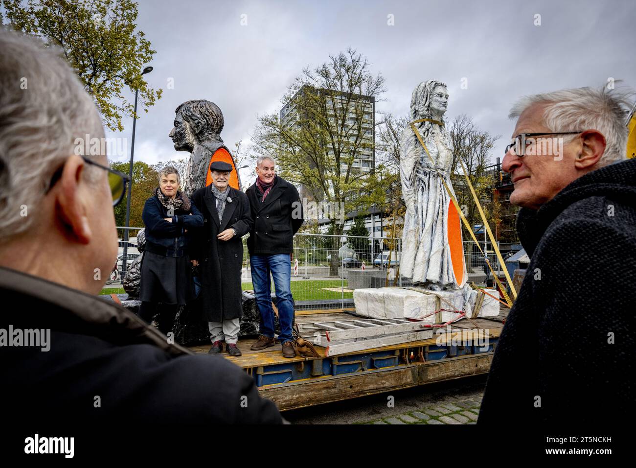 Rotterdam, Paesi Bassi. 6 novembre 2023. ROTTERDAM - artista Anne Wenzel presso il nuovo Monumento a Razzia, per i 52.000 Rotterdam e Schiedammer che furono deportati dall'occupante tedesco il 10 e 11 novembre 1944 per svolgere lavori forzati. ANP ROBIN UTRECHT paesi bassi Out - belgio Out credito: ANP/Alamy Live News Foto Stock