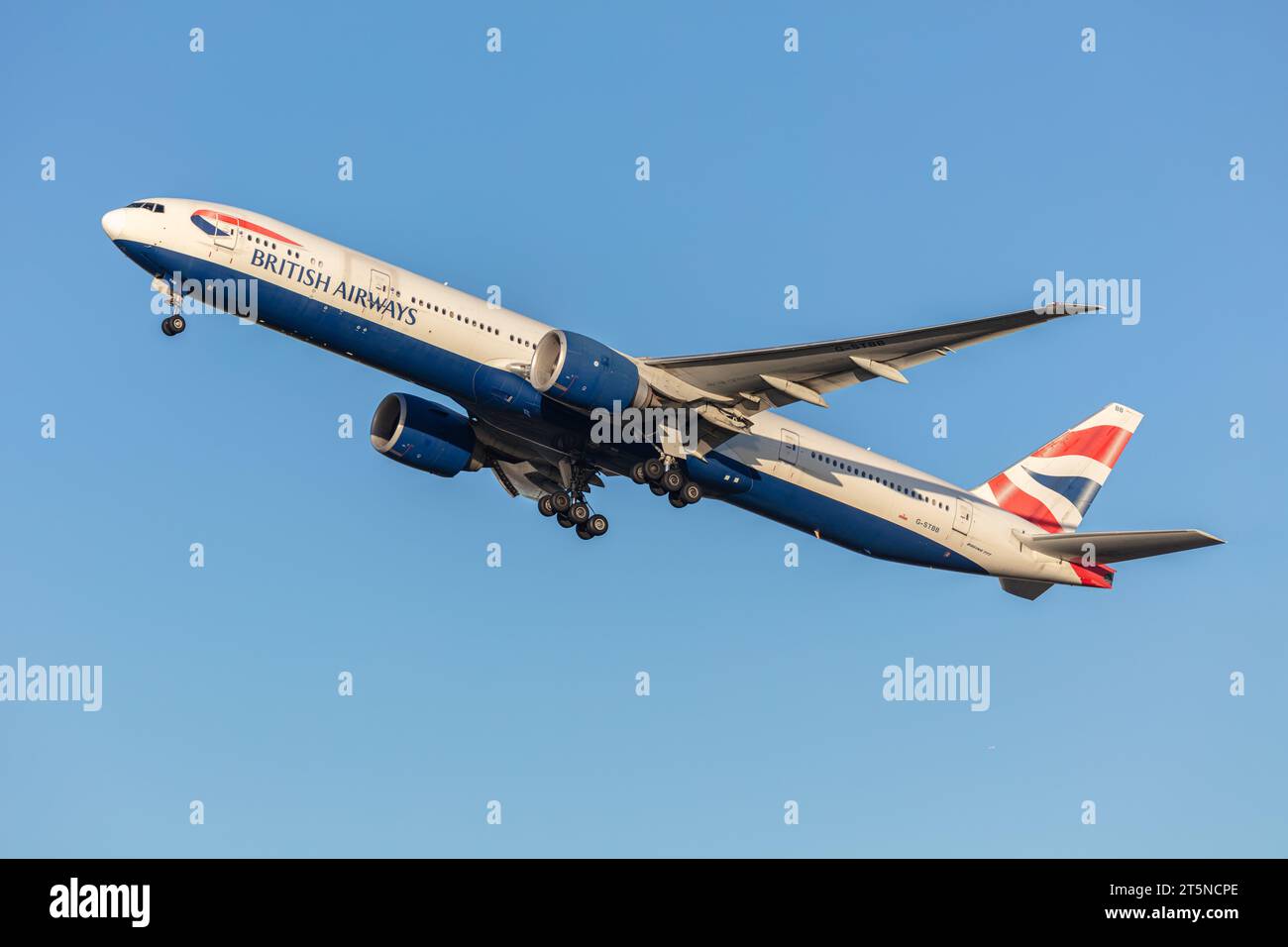 British Airways 777-36NER, registrazione G-STBB con partenza dall'aeroporto di Londra Heathrow in una soleggiata serata d'oro Foto Stock