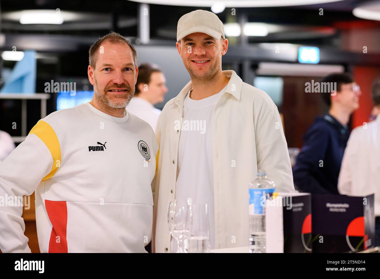 Muenchen, Deutschland 05.novembre: Pallamano DHB - Tag des Handballs - Deutschland - Aegypten v.li. Torwarttrainer Mattias Andersson Deutschland, Manuel Neuer Muenchen Olympiahalle Bayern Deutschland **** Monaco di Baviera, Germania 05 novembre pallamano DHB giornata di pallamano Germania Egitto V li portiere allenatore Mattias Andersson Germania , Manuel Neuer Monaco Olympic Hall Baviera Germania Foto Stock