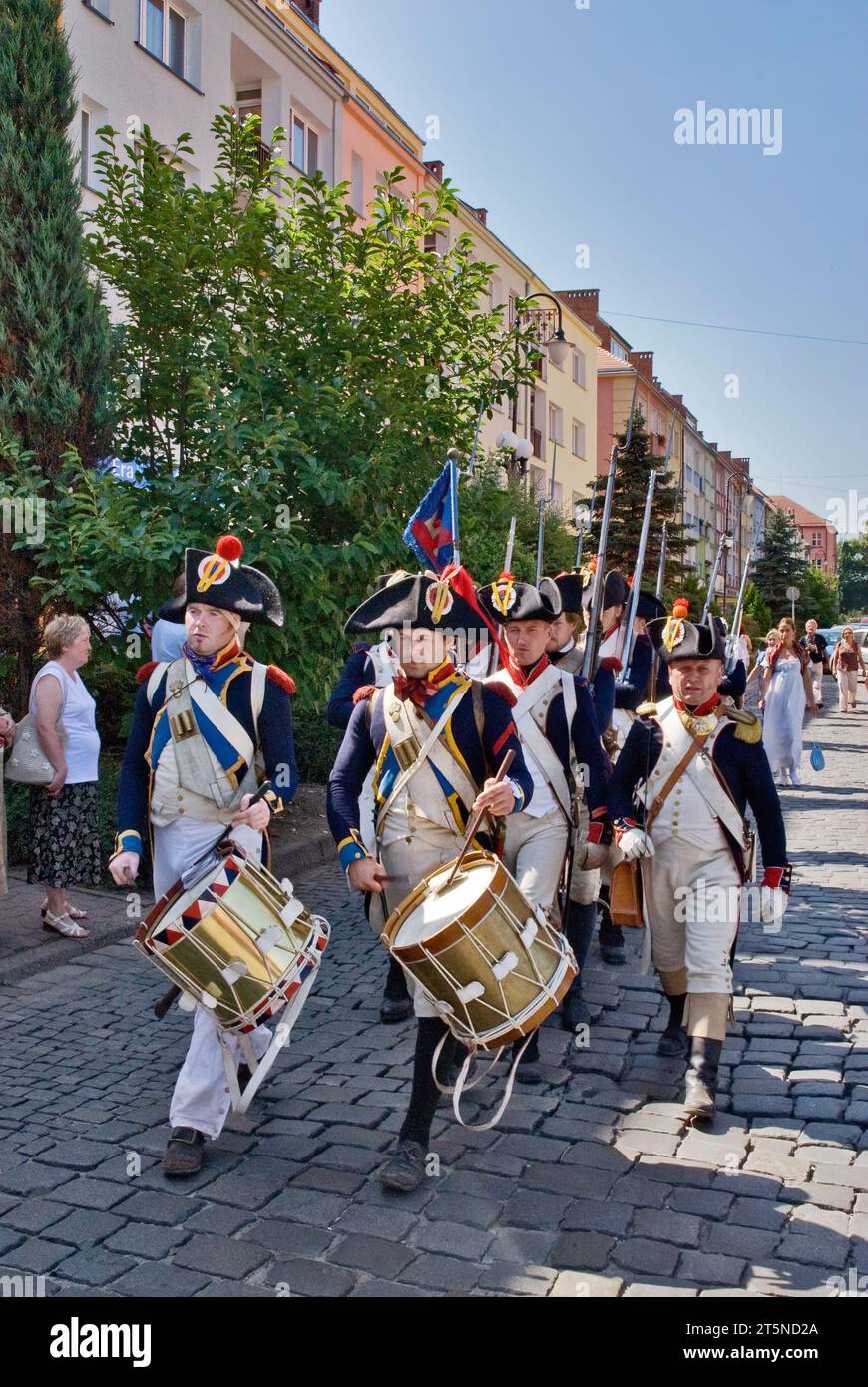 Reenattori in uniformi storiche per le strade della città prima della rievocazione dell'assedio di Neisse durante la guerra napoleonica con la Prussia nel 1807, a Nysa, in Polonia Foto Stock
