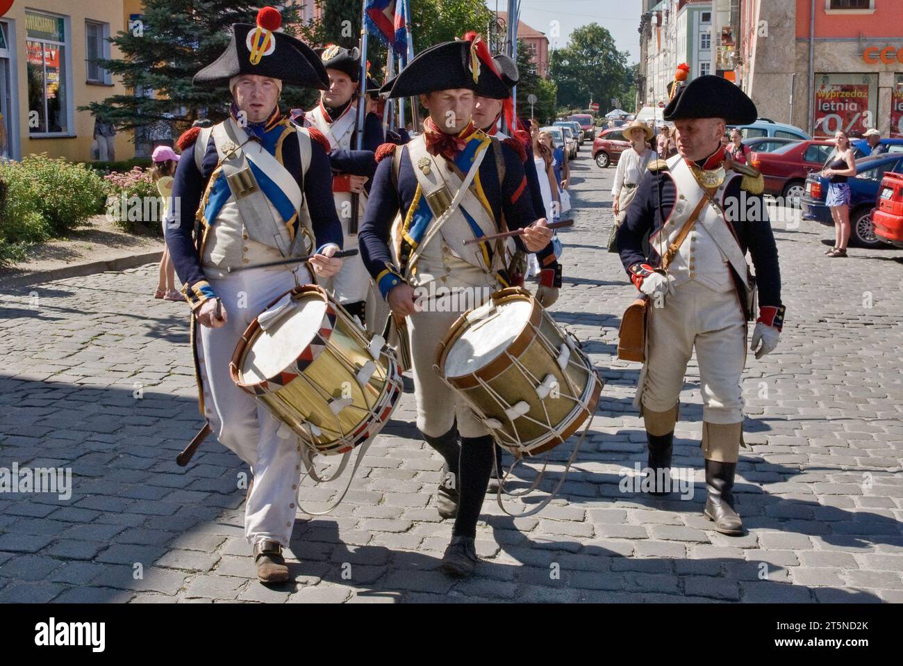 Reenattori in uniformi storiche per le strade della città prima della rievocazione dell'assedio di Neisse durante la guerra napoleonica con la Prussia nel 1807, a Nysa, in Polonia Foto Stock