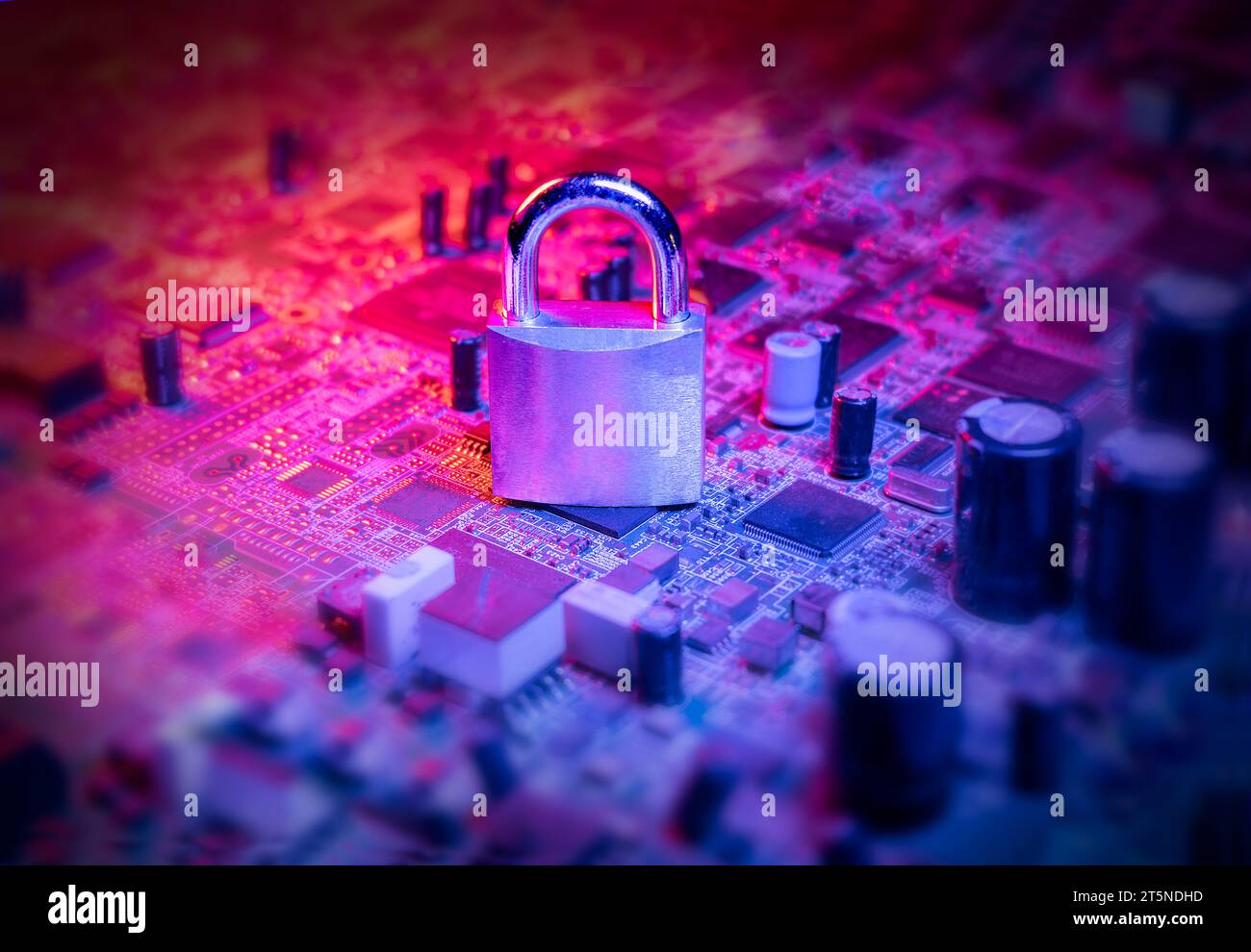 Primo piano di un lucchetto e di una scheda madre nel concetto di sicurezza informatica ransomware e-mail phishing tecnologia crittografata, informazioni digitali protette protette Foto Stock