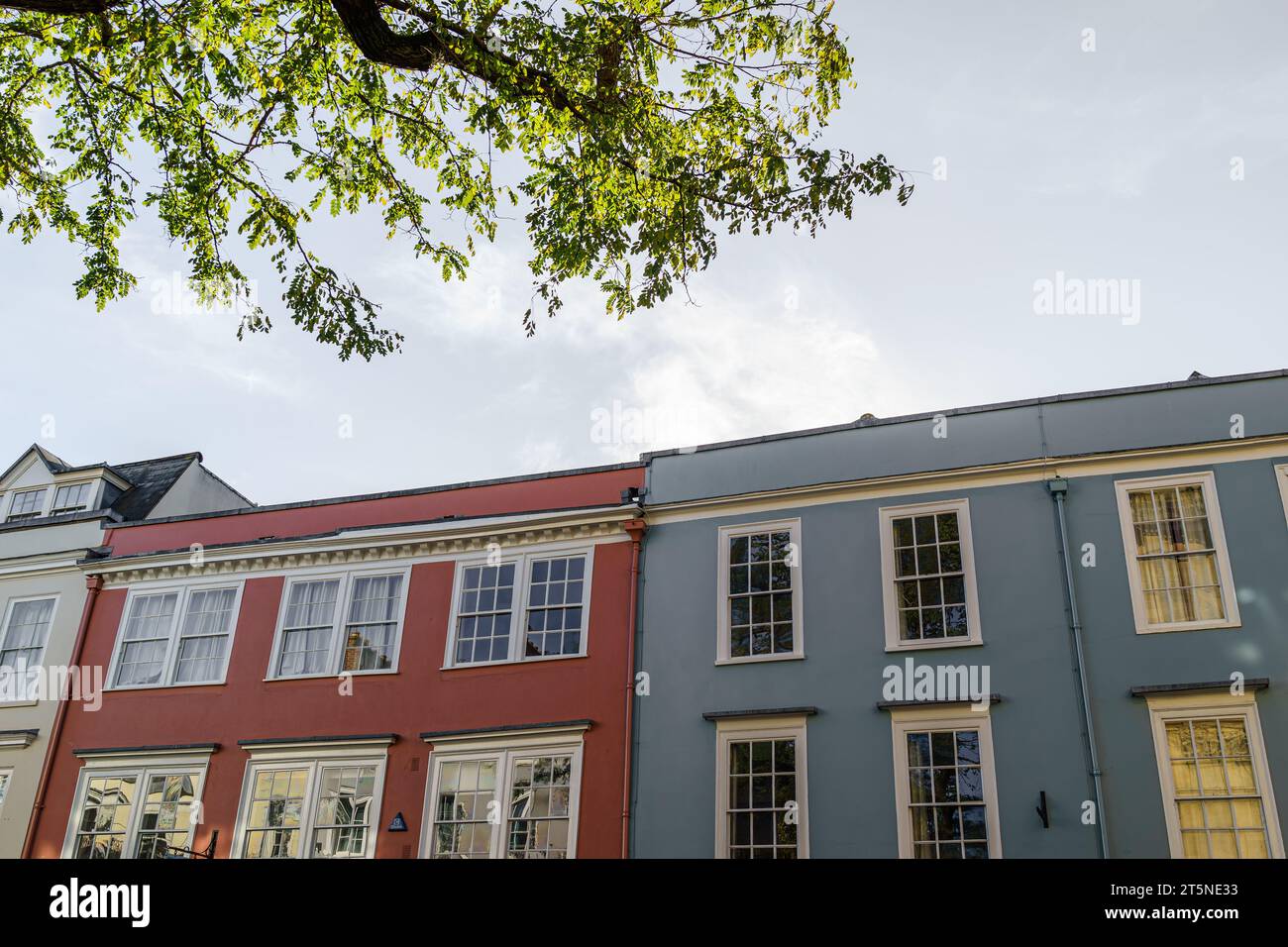 Edifici colorati su Oxford High Street, Oxford, Inghilterra, Regno Unito Foto Stock