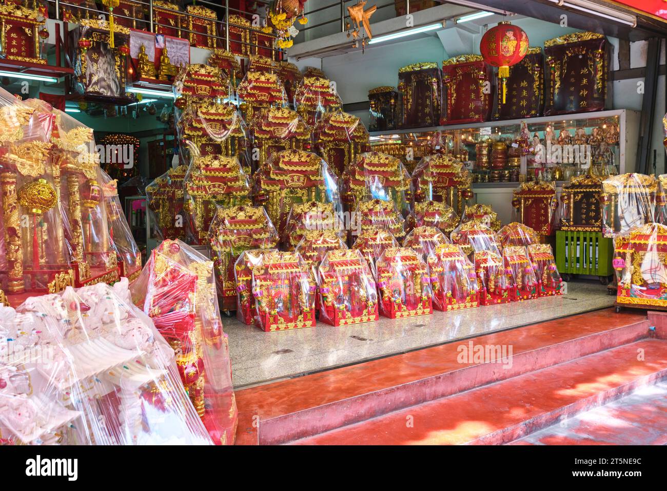 Una grande selezione di mini case buddiste rivestite in rosso e oro cambia in vendita. In un'icona religiosa, negozio di reliquie lungo Bamrung Mueang Road a Bangkok, tailandese Foto Stock