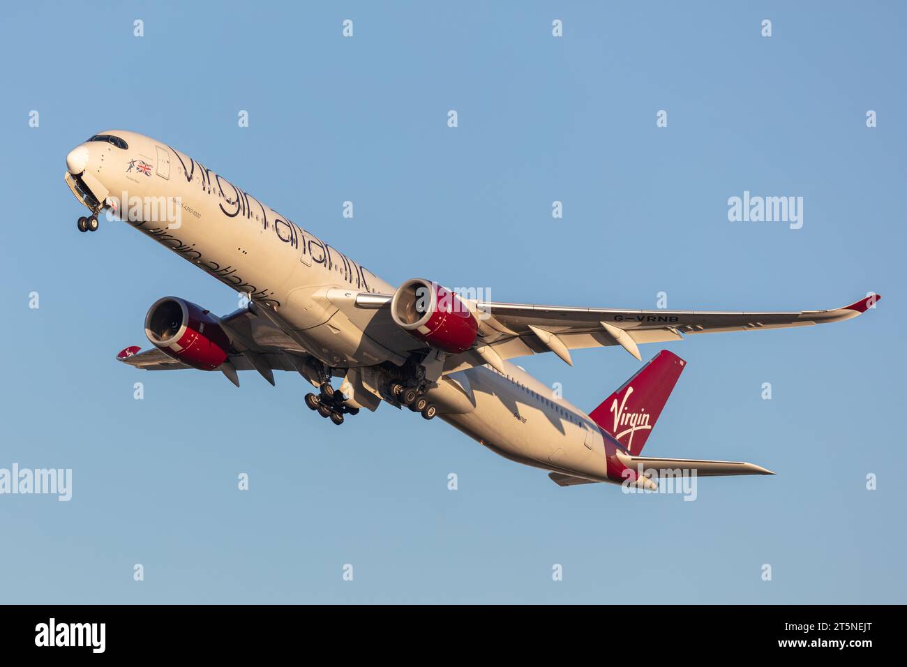 Virgin Atlantic Airbus A350-1041, registrazione G-VRNM, chiamata Purple Rain in partenza dall'aeroporto di Londra Heathrow in una soleggiata serata autunnale all'ora d'oro Foto Stock