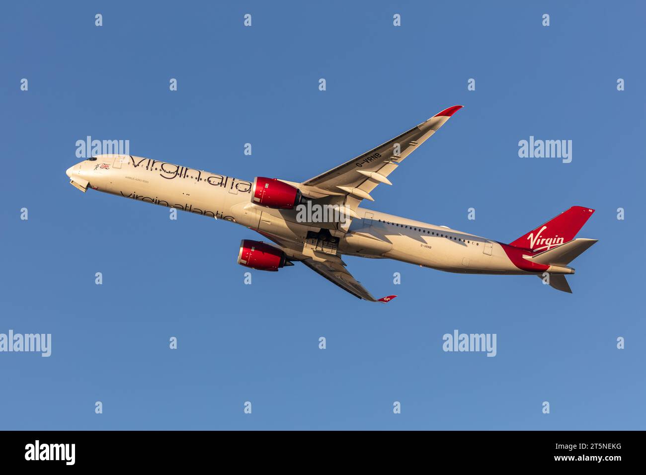Virgin Atlantic Airbus A350-1041, registrazione G-VRNM, chiamata Purple Rain in partenza dall'aeroporto di Londra Heathrow in una soleggiata serata autunnale all'ora d'oro Foto Stock