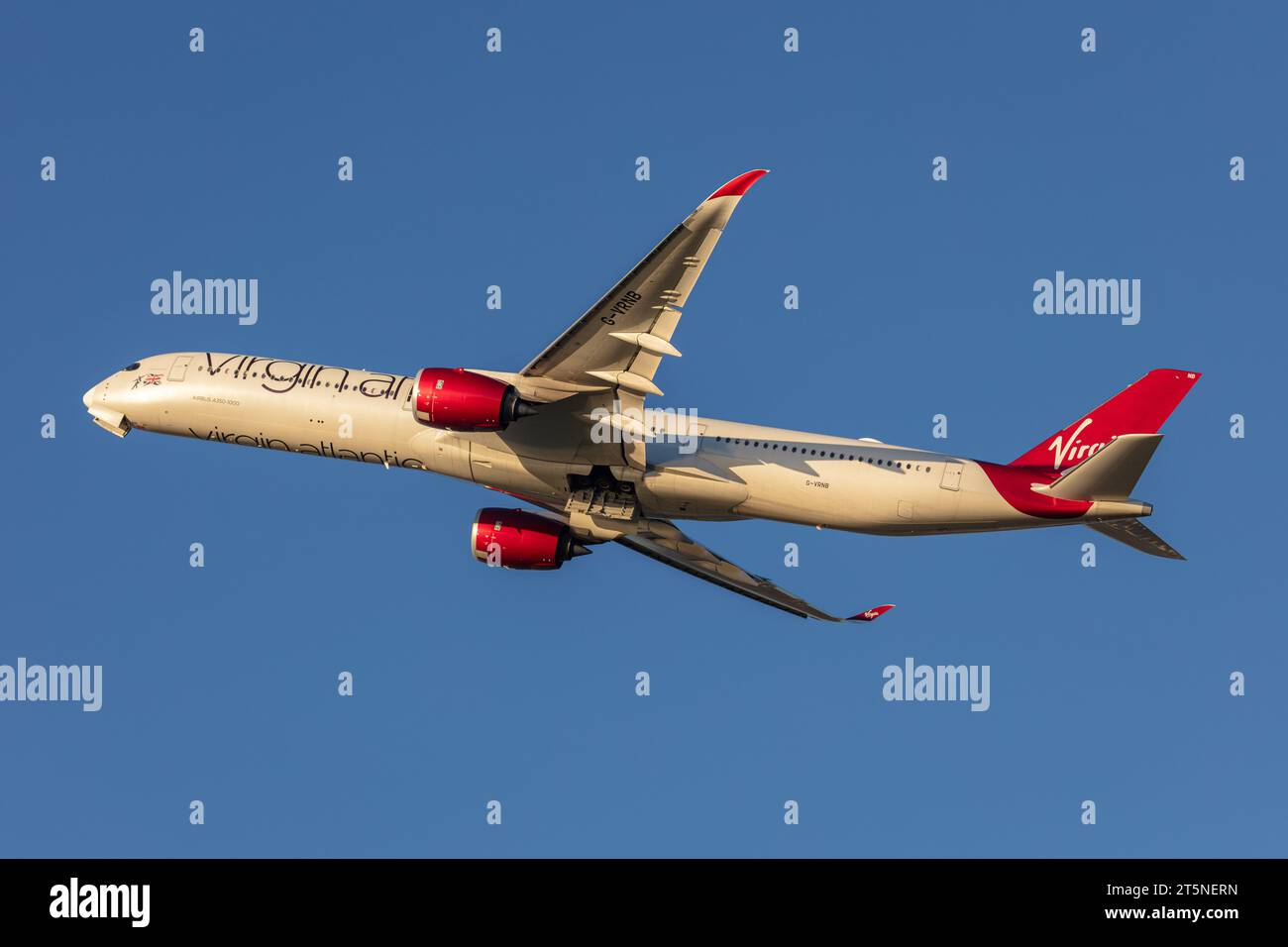 Virgin Atlantic Airbus A350-1041, registrazione G-VRNM, chiamata Purple Rain in partenza dall'aeroporto di Londra Heathrow in una soleggiata serata autunnale all'ora d'oro Foto Stock