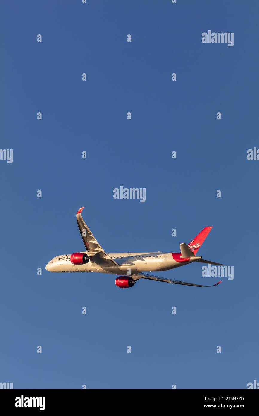 Virgin Atlantic Airbus A350-1041, registrazione G-VRNM, chiamata Purple Rain in partenza dall'aeroporto di Londra Heathrow in una soleggiata serata autunnale all'ora d'oro Foto Stock