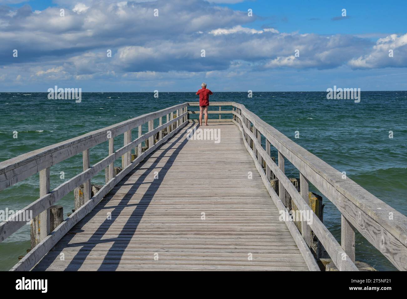 Seebruecke im Ostseebad Zingst auf der Halbinsel Fischland-Darß-Zingst. Foto: Winfried Rothermel *** Ponte sul mare nella località balneare baltica di Zingst sulla penisola di Fischland Darß Zingst foto Winfried Rothermel Foto Stock