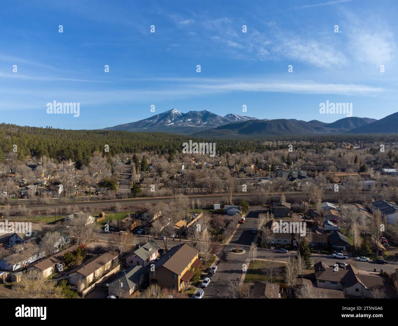 Vista aerea di Flagstaff, Arizona, USA, in una soleggiata giornata primaverile Foto Stock