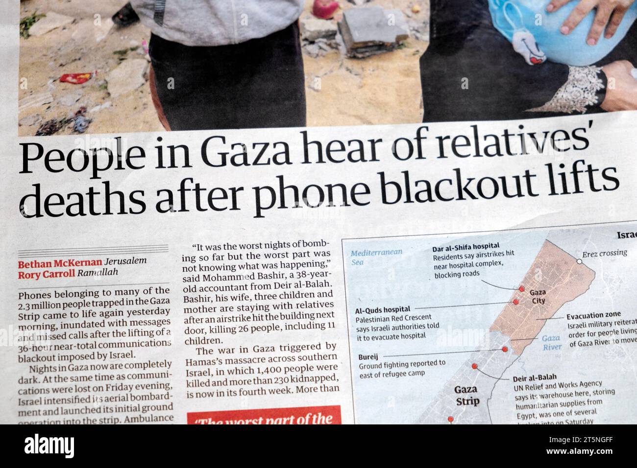"Le persone a Gaza sentono parlare dei morti dei parenti dopo il blackout telefonico" il quotidiano del Guardian Heline Israel Hamas War articolo 31 ottobre 2023 Londra Regno Unito Foto Stock