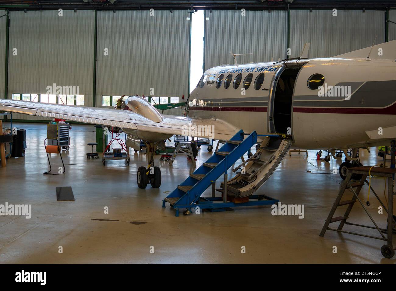 Impianto di manutenzione per piccoli aeromobili turboelica, jet privato, interni, lavori in corso. Business jet, aviazione generale Foto Stock