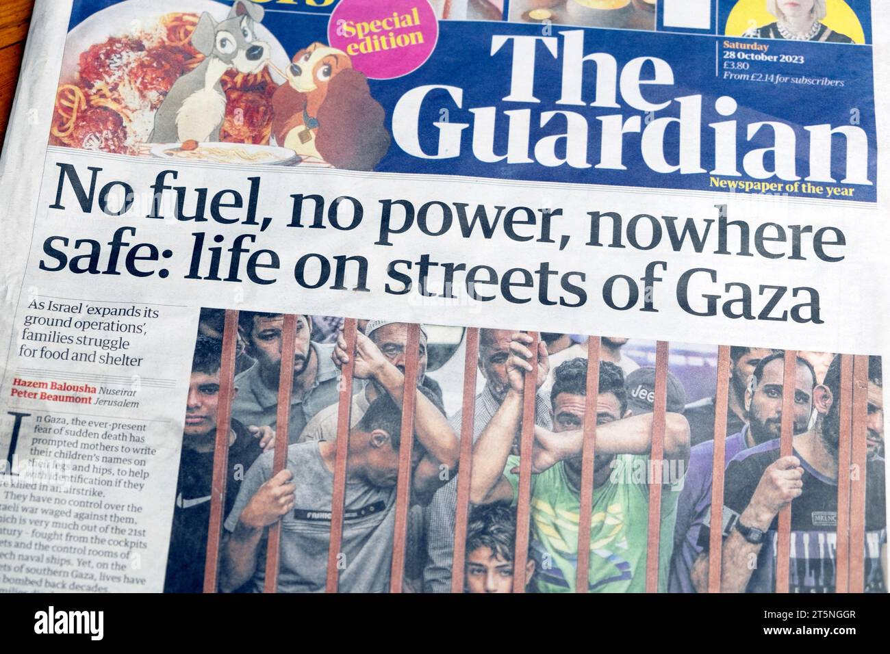 "Niente carburante, niente energia, niente luogo sicuro: Life on Streets of Gaza" giornale Guardian prima pagina 28 ottobre 2023 crisi umanitaria Londra Regno Unito Foto Stock