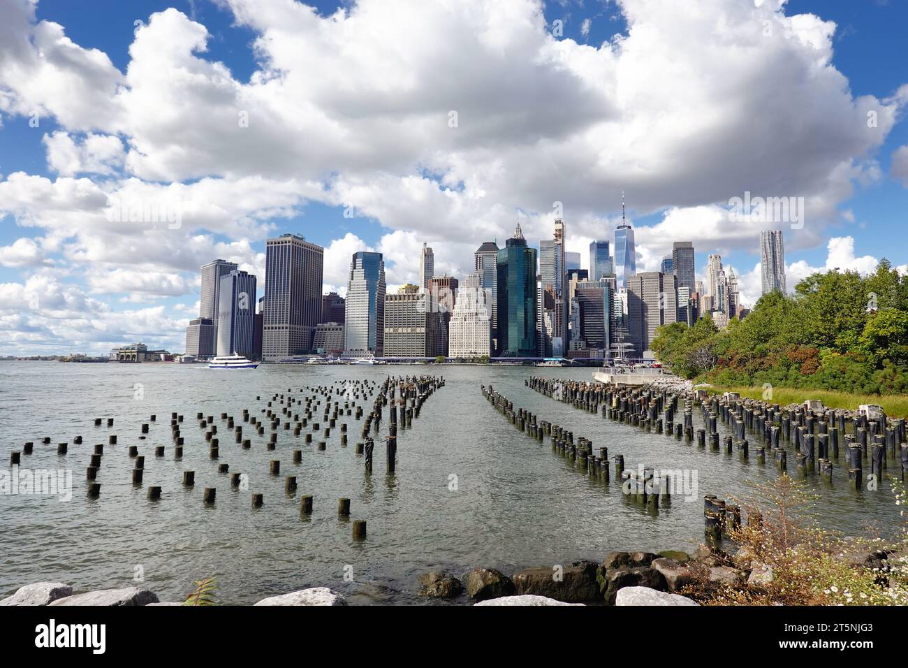 La vista di Lower Manhattan dall'altra parte del fiume Hudson all'Old Pier 1 Foto Stock