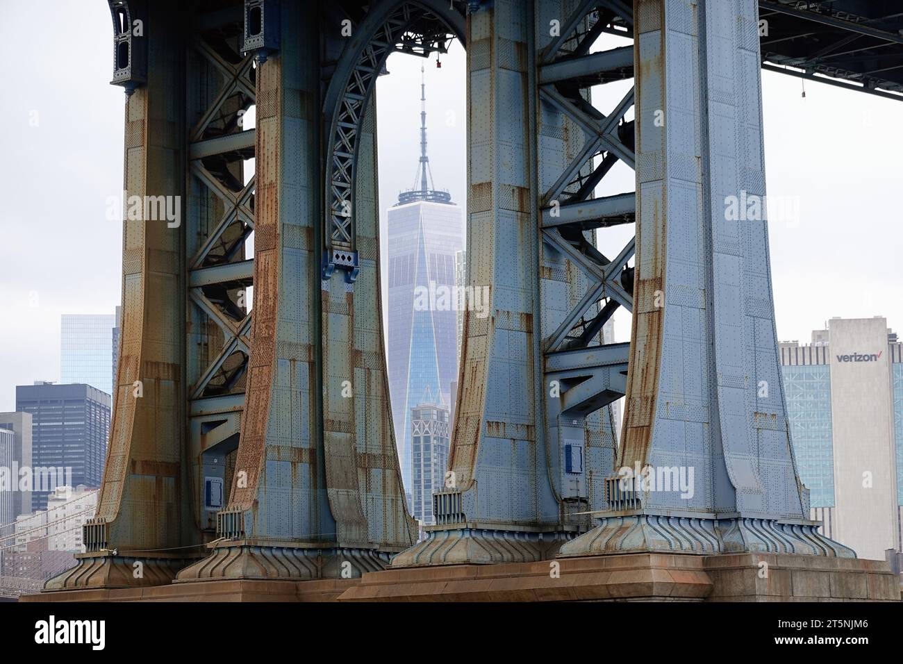 Una vista unica del World Trade Centre attraverso i supporti del Ponte di Manhattan Foto Stock