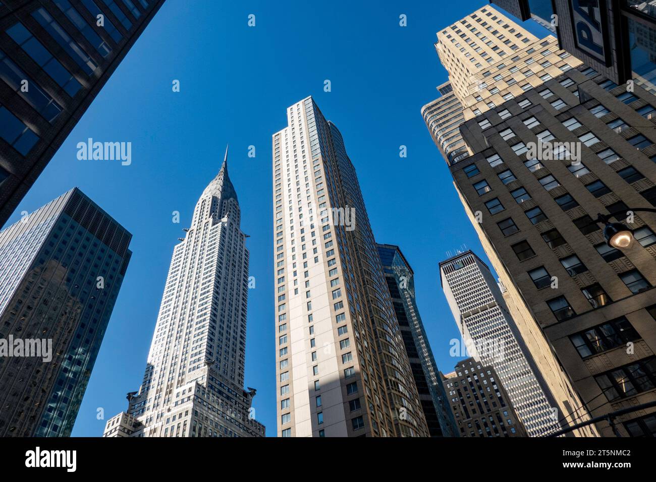 L'edificio Chrysler si distingue tra gli altri grattacieli di Midtown Manhattan, 2023, New York City, USA Foto Stock