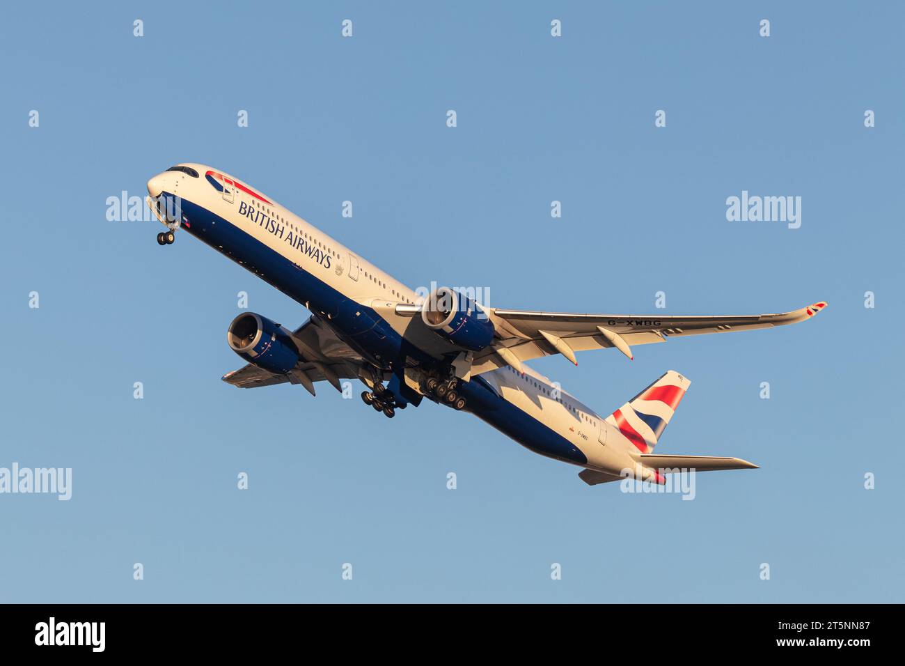 Un Airbus A350-1041 della British Airways con registrazione G-XWBG in partenza da Londra Heathrow (LHR) in una splendida serata d'autunno Foto Stock