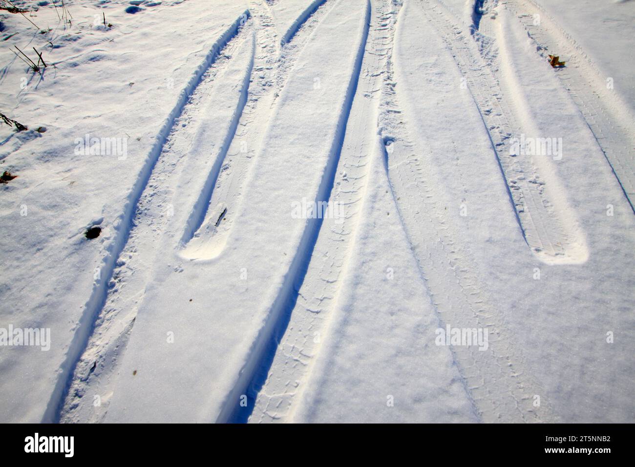 traccia della ruota nella neve, primo piano della foto Foto Stock