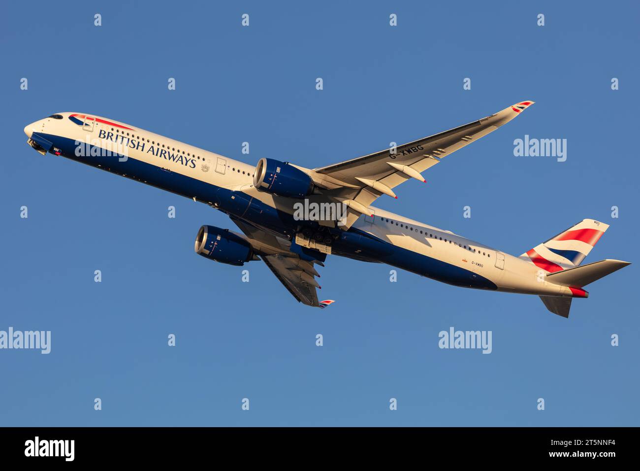 Un Airbus A350-1041 della British Airways con registrazione G-XWBG in partenza da Londra Heathrow (LHR) in una splendida serata d'autunno Foto Stock