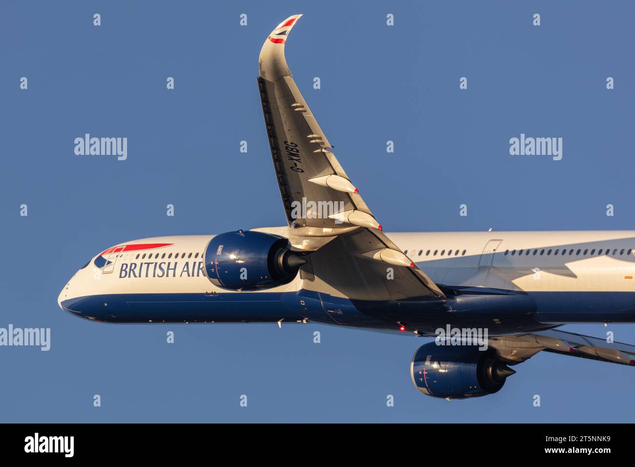 Primo piano di un Airbus A350-1041 della British Airways con registrazione G-XWBG in partenza da Londra Heathrow (LHR) in una splendida serata autunnale Foto Stock