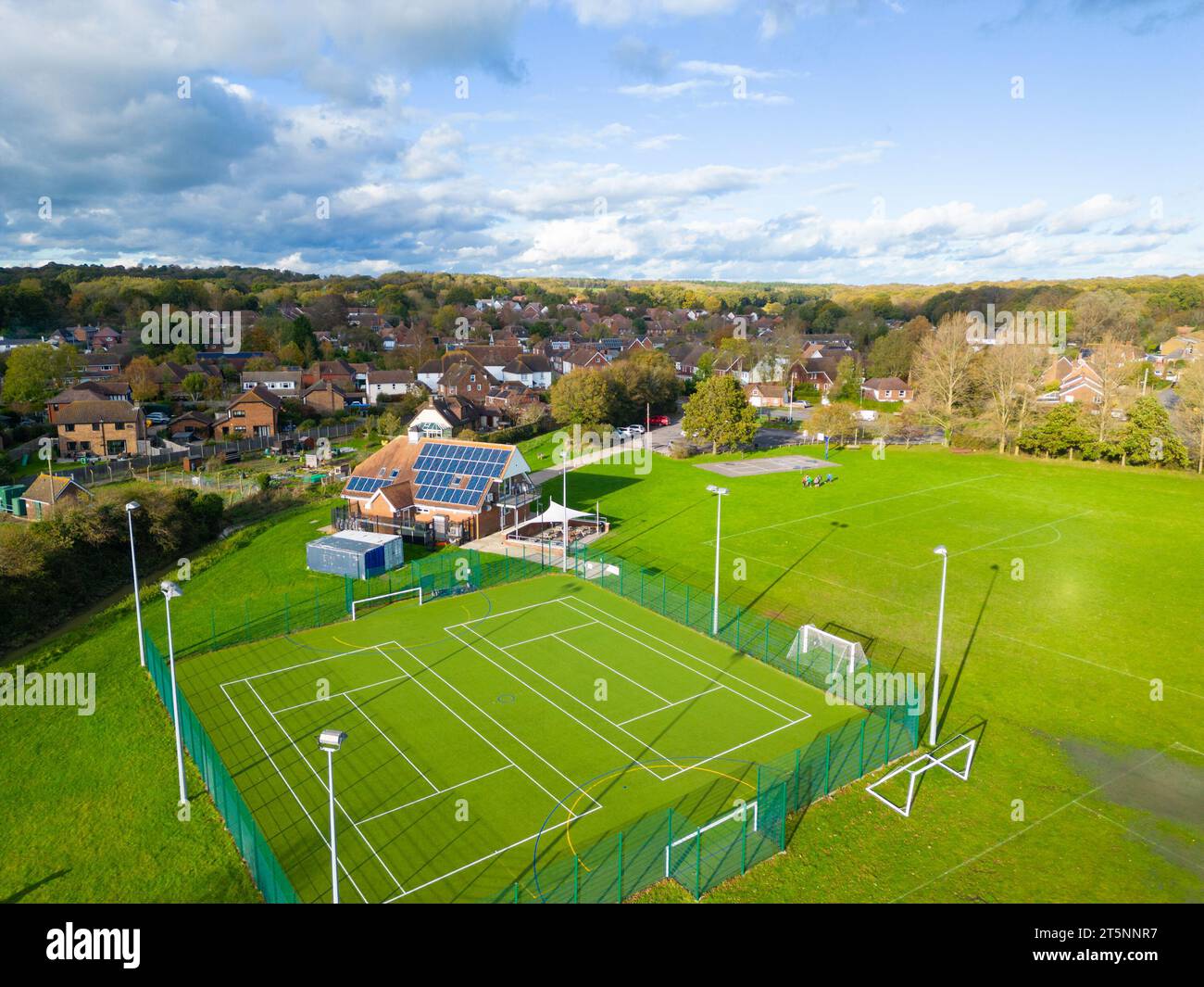 Vista aerea di un complesso sportivo con campi da tennis e da calcio in un'area suburbana in una giornata di sole, Hamstreet Village, Ashford, Kent Foto Stock