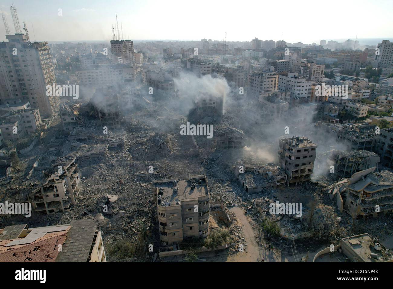 GAZA, PALESTINA - 10 ottobre 2023 - danni diffusi agli edifici vicino alla Torre della Palestina nella città di Gaza dopo i bombardamenti da parte delle forze Isreali, AS Foto Stock
