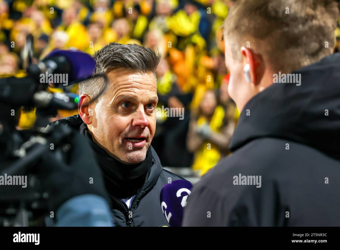 Bærum, Norvegia, 5 novembre 2023. Il manager di Bodø/Glimt, Kjetil Knutsen, viene intervistato da TV2 dopo il match tra Stabæk e Bodø/Glimt alla Nadderud Arena di Bærum. Crediti: Frode Arnesen/Alamy Live News Foto Stock