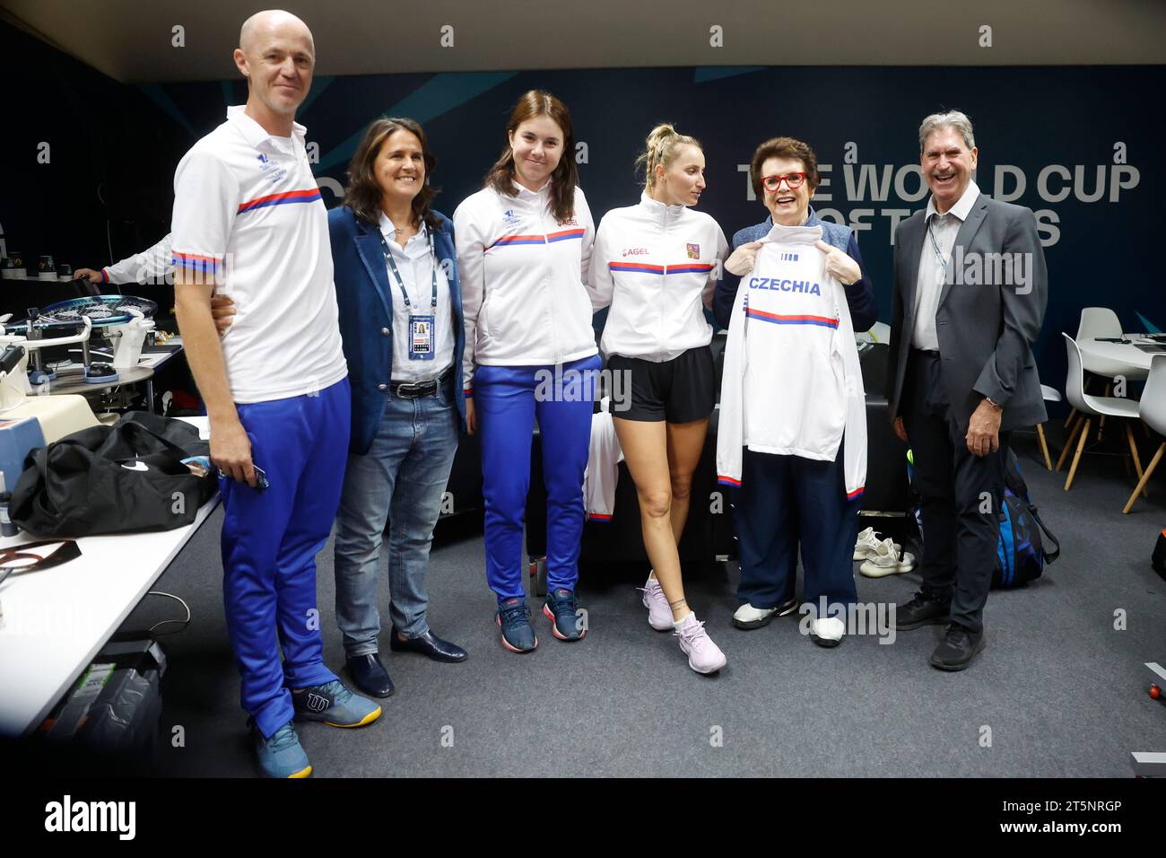 Petr Pala, Conchita Martinez (Spagna), Linda Noskova, Marketa Vondrousova, Billie Jean King (USA), David Haggerty (USA) nello spogliatoio della squadra ceca Foto Stock