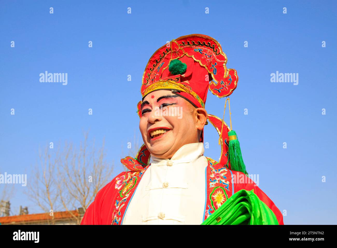 CONTEA DI LUANNAN - 1° MARZO: Spettacoli di danza yangko in stile tradizionale cinese nella piazza, il 1° marzo 2015, contea di Luannan, provincia di Hebei, Cina Foto Stock