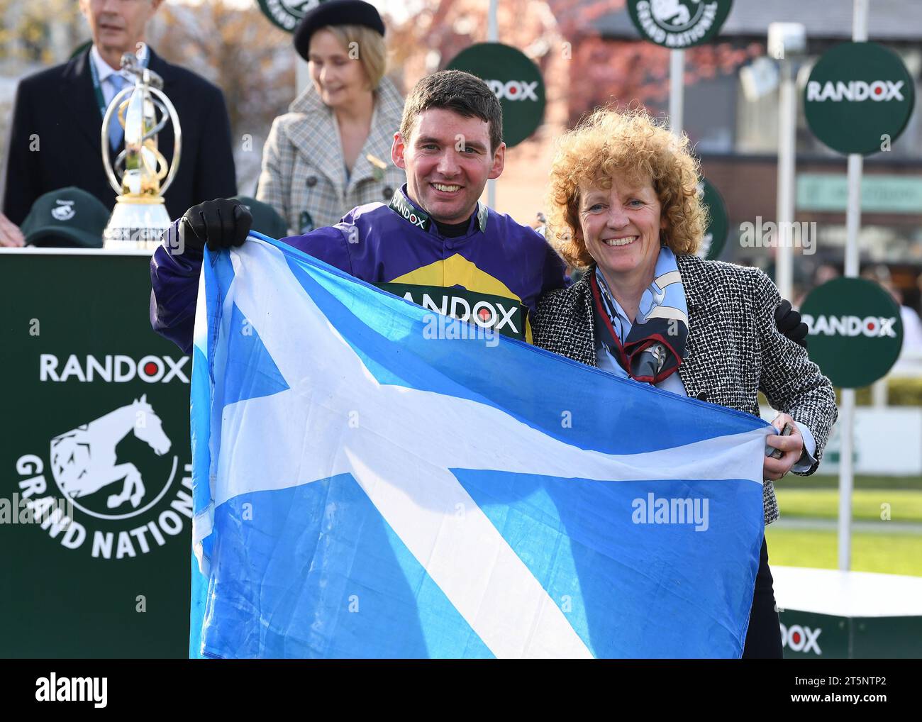 Grand National 2023 Jockey Derek Fox e l'addestratrice Lucinda Russell Foto Stock