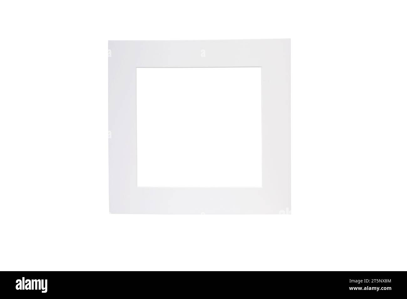 Cornice di carta quadrata bianca isolata su sfondo bianco. Arredamento in stile minimalista. Bordi delle immagini in cartone Foto Stock