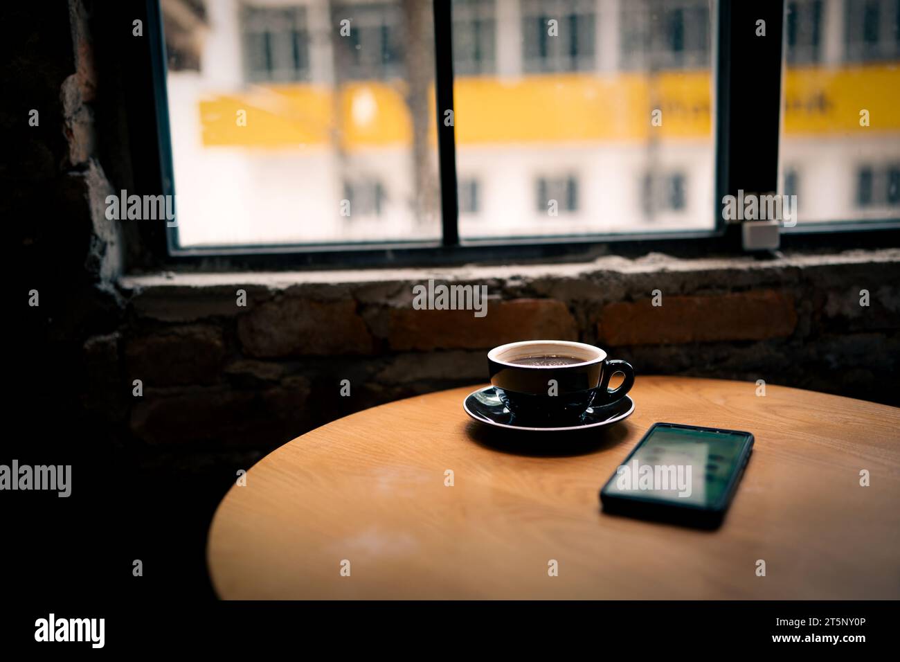 Tazza di caffè su un tavolo di legno nel bar, foto di scorta Foto Stock