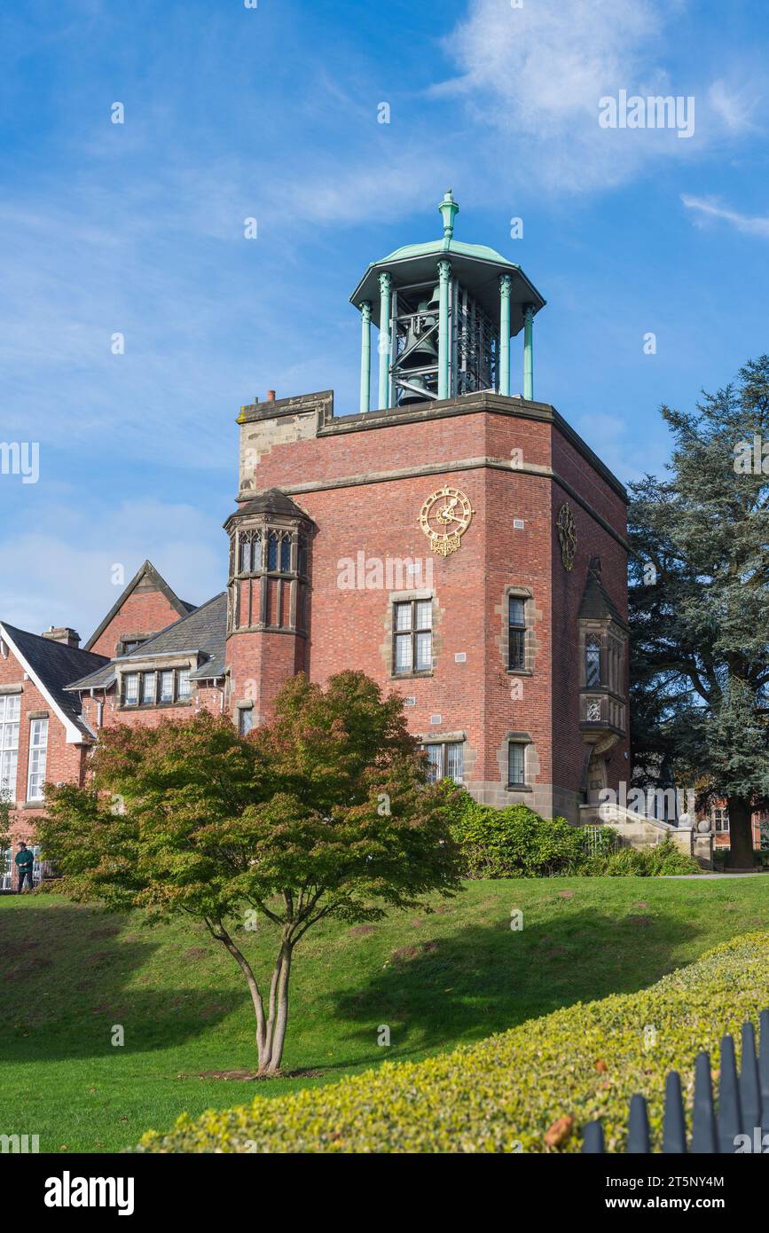 Il Bournville Carillon fu commissionato da George Cadbury nel 1906 e ha 48 campane. Continua a suonare regolarmente. Foto Stock